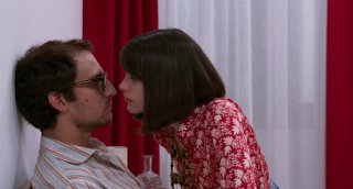Formidabile: Louis Garrel e Stacy Martin in una scena intima