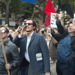 Formidabile: Louis Garrel in una scena corale