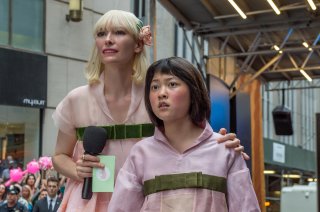 Okja: Okja: Ahn Seo-hyun in una scena con Tilda Swinton
