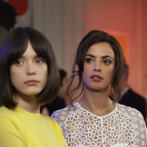 Formidabile: Berenice Bejo e Stacy Martin in una scena