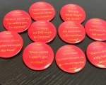 Cannes 2017 'trolla' i giornalisti con la novità delle spillette ironiche