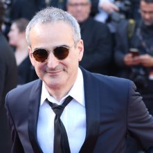 Cannes 2017: un sorridente Olivier Assayas sul red carpet inaugurale