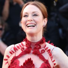 Cannes 2017: il sorriso di Julianne Moore sul red carpet inaugurale