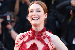 Cannes 2017: il sorriso di Julianne Moore sul red carpet inaugurale