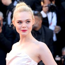 Cannes 2017: Elle Fanning sul red carpet inaugurale