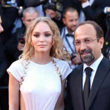 Cannes 2017: uno scatto di Lily-Rose Depp e Asghar Farhadi sul red carpet inaugurale