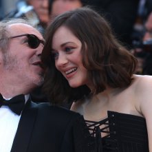 Cannes 2017: Marion Cotillard scherza sul red carpet inaugurale