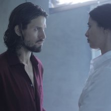 Alcolista: un confronto tra Bret Roberts e Gabriella Wright