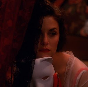Una misteriosa Sherilyn Fenn in Twin Peaks
