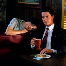 Kyle MacLachlan e Sherilyn Fenn in una immagine promo di Twin Peaks 
