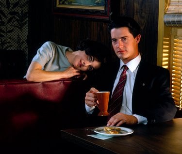 Kyle MacLachlan e Sherilyn Fenn in una immagine promo di Twin Peaks