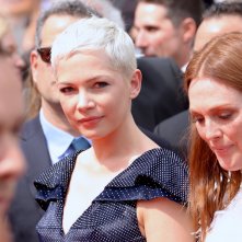 Cannes 2017: uno scatto di Michelle Williams prima di attraversare il red carpet di Wonderstruck