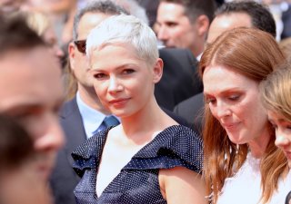 Cannes 2017: uno scatto di Michelle Williams prima di attraversare il red carpet di Wonderstruck
