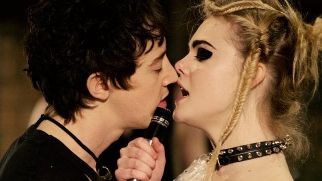 How to Talk to Girls at Parties: Alex Sharp ed Elle Fanning in una scena