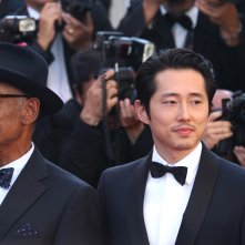 Cannes 2017: Giancarlo Esposito, Steven Yeun sul red carpet di Okja