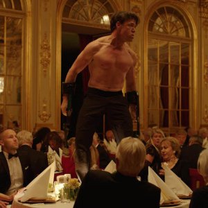 The Square, una scena del film con Terry Notary in azione
