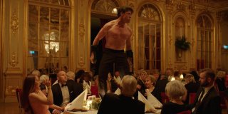 The Square, una scena del film con Terry Notary in azione