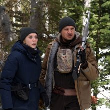 Wind River: una foto di Elizabeth Olsen e Jeremy Renner
