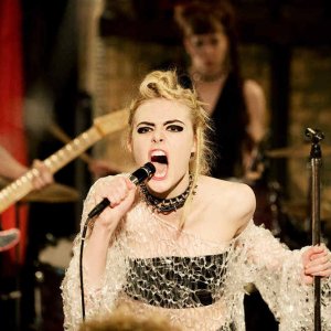 How to Talk to Girls at Parties - Elle Fanning in una scena