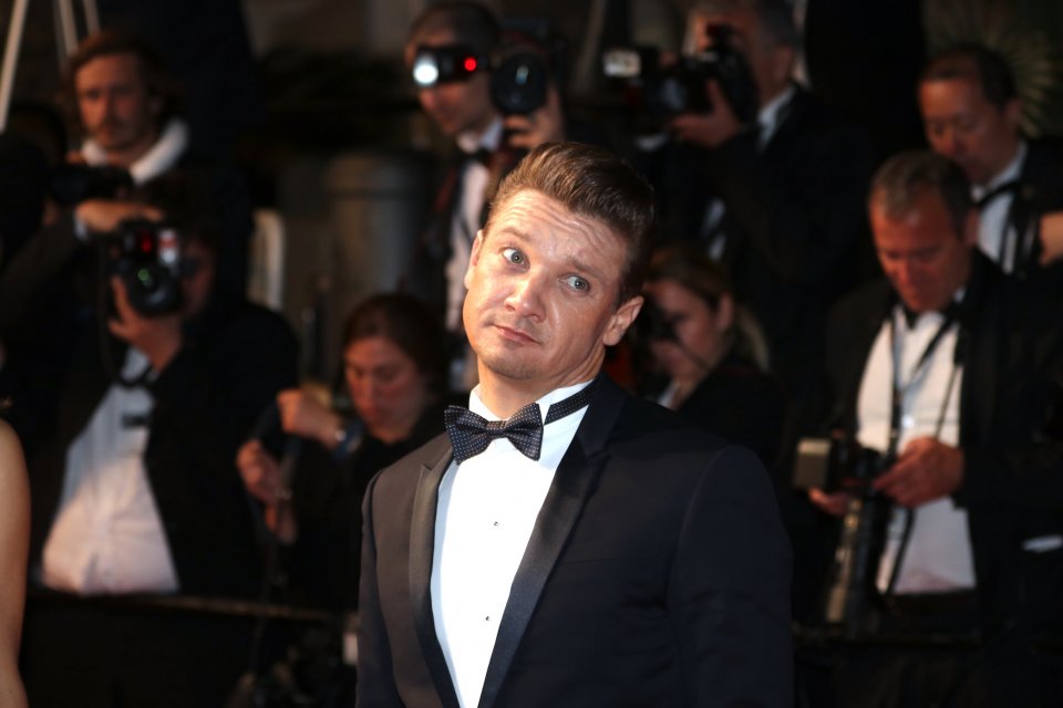 Cannes 2017: uno scherzoso Jeremy Renner sul red carpet per Wind River