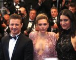 Cannes 2017: Jeremy Renner e Elisabeth Olsen per un red carpet da supereroi