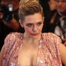 Cannes 2017: Elizabeth Olsen sul red carpet per Wind River