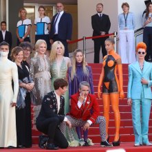 Cannes 2017: il cast con Neil Gaiman sul red carpet di How to Talk to Girls at Parties