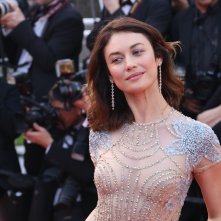 Cannes 2017: Olga Kurylenko sul red carpet di The Meyerowitz Stories