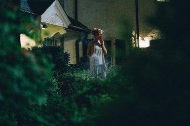 The Killing of a Sacred Deer: Nicole Kidman fuma in giardino