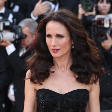 Cannes 2017: uno scatto di Andie MacDowell sul red carpet di The Killing of a Sacred Deer