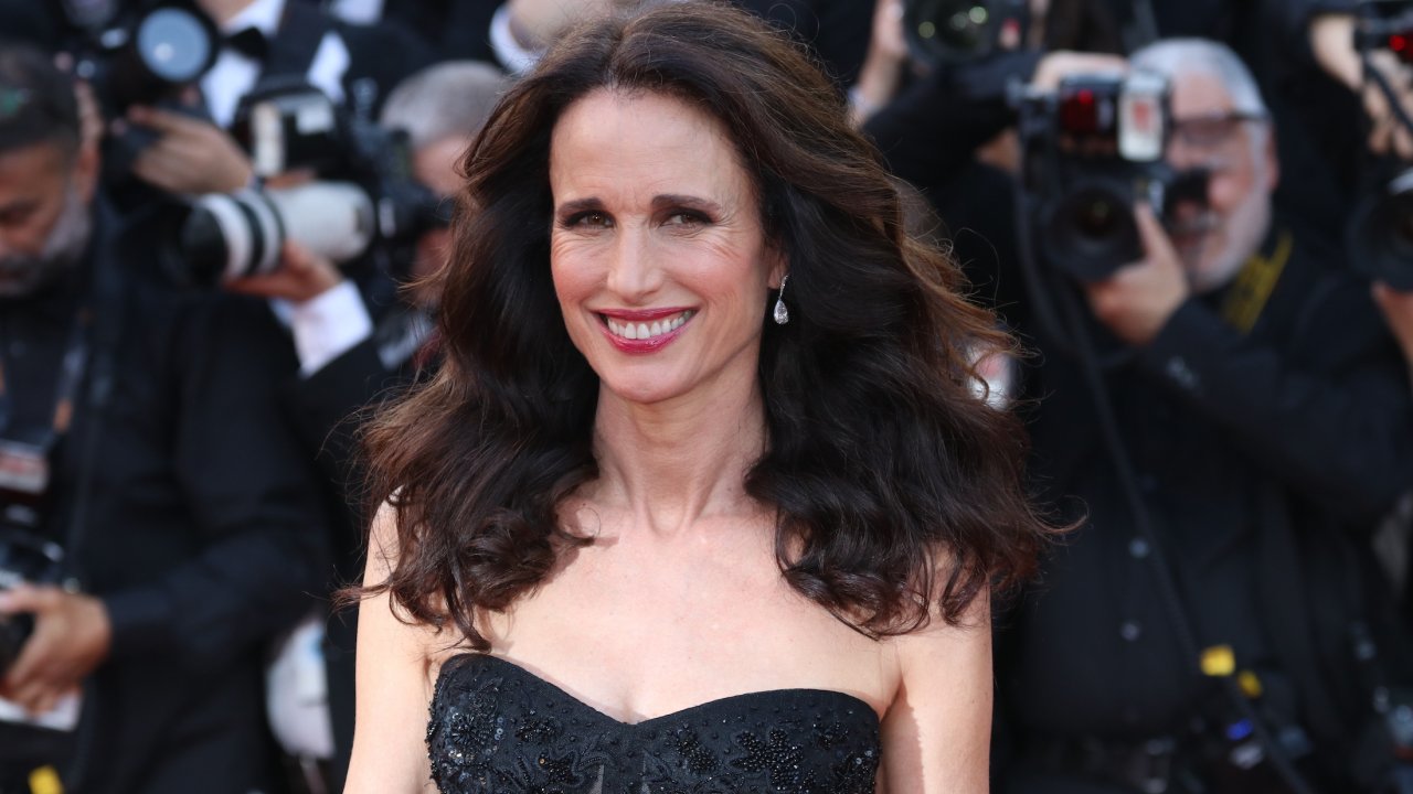 A Sudden Case of Christmas, Danny DeVito e Andie MacDowell protagonisti del film natalizio girato a Cortina