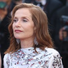 Cannes 2017: Isabelle Huppert sul red carpet per il settantesimo anno della manifestazione