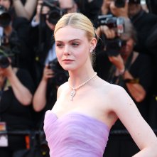 Cannes 2017: Elle Fanning sul red carpet de L'inganno