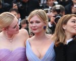 Cannes 2017: Kirsten Dunst commossa sul red carpet