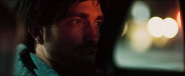 Robert Pattinson in Good Time - una scena del film