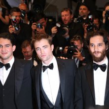 Cannes 2017: Robert Pattinson posa con i due registi sul red carpet di Good Time