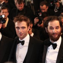 Cannes 2017: Robert Pattinson in uno scatto con i registi sul red carpet di Good Time