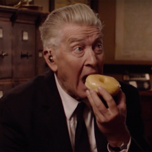 David Lynch in una immagine promo per Twin Peaks