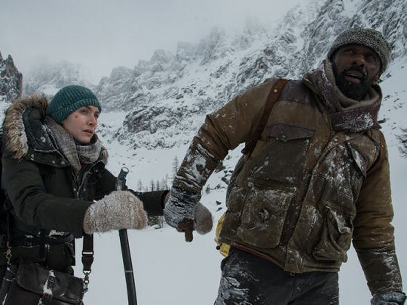 The Mountain Between Us: Kate Winslet e Idris Elba in una foto del film