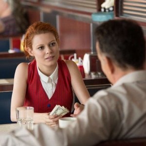 Aspettando il Re: Tracey Fairaway e Tom Hanks in una scena del film