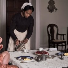 Lady Macbeth: Florence Pugh, Cosmo Jarvis e Naomi Ackie in una scena del film