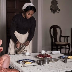 Lady Macbeth: Florence Pugh, Cosmo Jarvis e Naomi Ackie in una scena del film