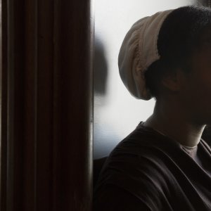 Lady Macbeth: Naomi Ackie in una scena del film