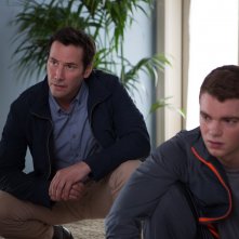 Una doppia verità: Keanu Reeves e Gabriel Basso in una scena del film