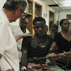 Chirurgo ribelle: Erik Erichsen in un momento del documentario