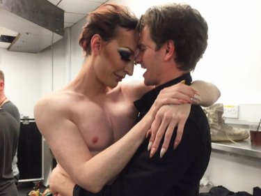Andrew Garfield abbraccia una drag queen