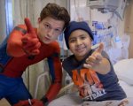 Spider-Man: Homecoming, Tom Holland visita i bambini dell'ospedale di Los Angeles! (VIDEO)