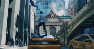 2:22 - Il destino è già scritto: Michiel Huisman in una scena del film