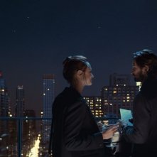 2:22 - Il destino è già scritto: Teresa Palmer e Michiel Huisman in un momento del film