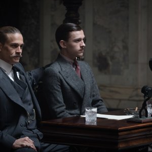 Civiltà perduta: Charlie Hunnam e Tom Holland in una scena del film